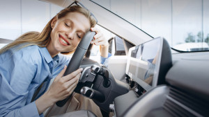 Frau in Elektroauto