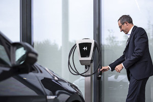 Mann mit Wallbox Heidelberg energy control
