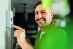 Mann bedient Heizthermostat